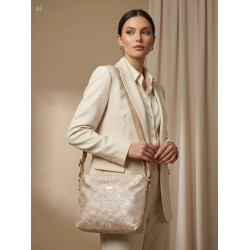 Bolso de colgar, cosido a mano, se trata de una pieza única, fabricado en España.