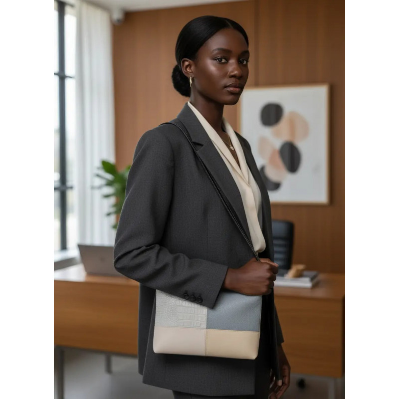 Mujer llevando bolso de piel, fabricado en España, todo artesano, hecho a mano, exclusivo