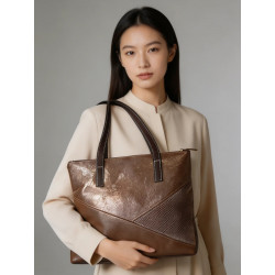 Mujer llevando un bolso de piel artesano único, colgado al hombro, estilo casual elegante