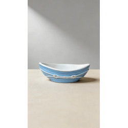 Vista lateral de joyero náutico de cemento diseñado como un pequeño barco para guardar joyas