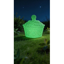 Figura decorativa fosforescente de cemento con grabados de corazon brillando en la oscuridad