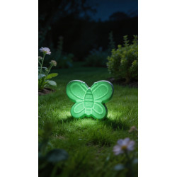 Mariposa de cemento fosforescente brillando en color verde sobre fondo negro