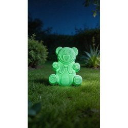 Figura de oso de cemento blanco con efecto fosforescente verde en la oscuridad