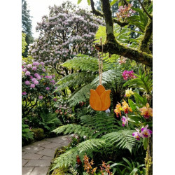 Adorno de pared en forma de tulipán hecho de cemento y pintado artesanalmente.