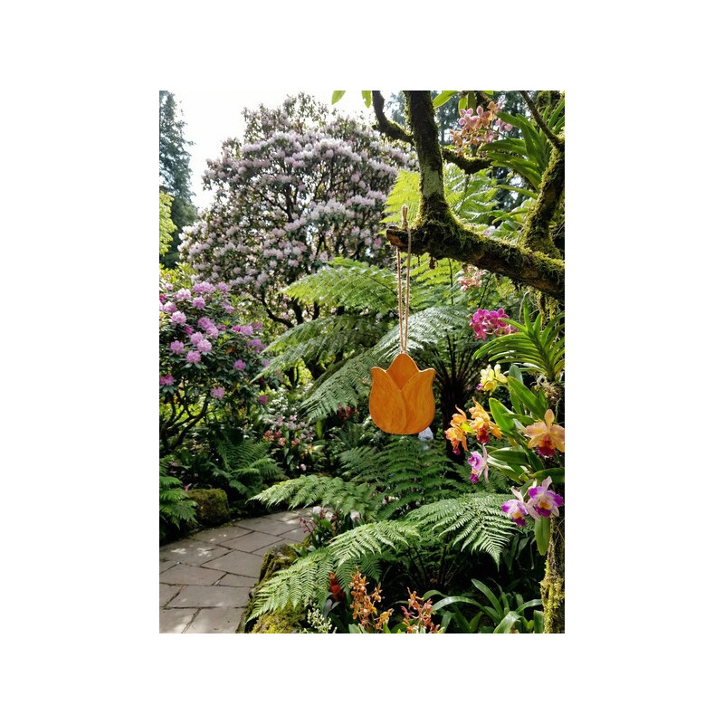 Adorno de pared en forma de tulipán hecho de cemento y pintado artesanalmente.