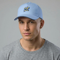 Persona joven luciendo una gorra blanca con logo de libélula arcoíris de estilo elegante