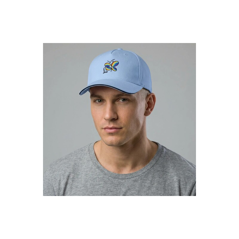 Persona joven luciendo una gorra blanca con logo de libélula arcoíris de estilo elegante