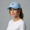 Modelo luciendo gorra blanca de la marca lisviv, con logo de libélula en colores arcoíris.