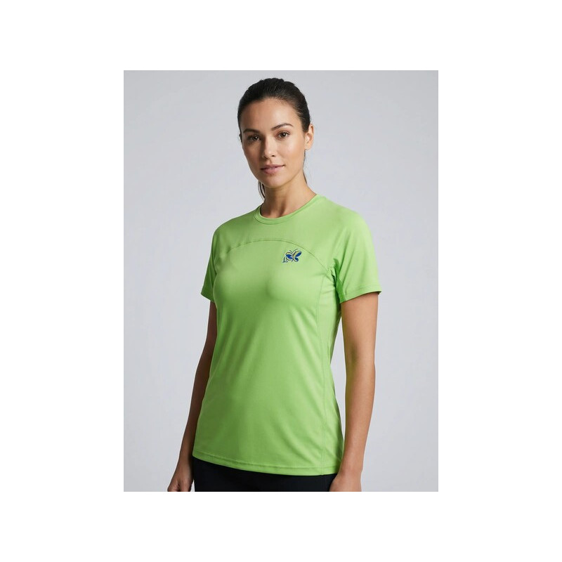 Primer plano modelo vistiendo camiseta técnica color verde lima, para fitness y running.