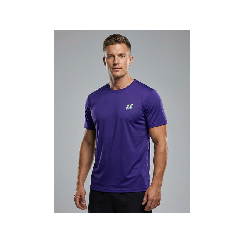 Camiseta deportiva unisex en color violeta intenso con el logo de libélula arcoíris de lisviv en el pecho