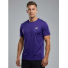 Camiseta deportiva unisex en color violeta intenso con el logo de libélula arcoíris de lisviv en el pecho