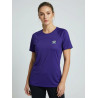 Modelo femenina posando una camiseta color violeta, de la marca lisviv con su logo en el pecho libélula con colores arcoíris