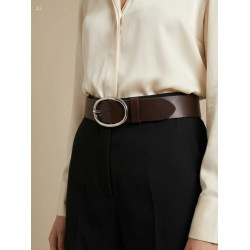 Cinturón artesanal de piel lisviv, color marrón café, con una hebilla muy moderna en color plata brillante.