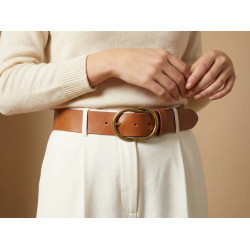 Cinturón artesanal de cuero marrón, con hebilla moderna en color oro envejecido, de la marca lisviv