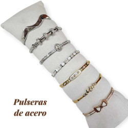 Pulseras de acero inoxidable luciendo en un guante largo blanco, donde se muestran todas nuestras pulseras