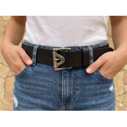 Modelo vistiendo vaqueros azules y camisa clara con cinturón de piel negro de alta calidad lisviv, hebilla vintage