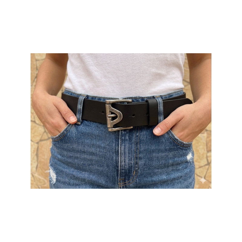 Modelo vistiendo vaqueros azules y camisa clara con cinturón de piel negro de alta calidad lisviv, hebilla vintage