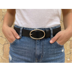 Primer plano de la textura de piel auténtica en cinturón negro de la marca lisviv, hebilla color oro