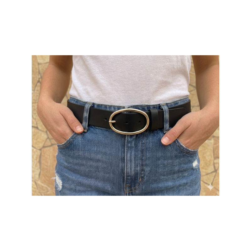 Primer plano de la textura de piel auténtica en cinturón negro de la marca lisviv, hebilla color oro