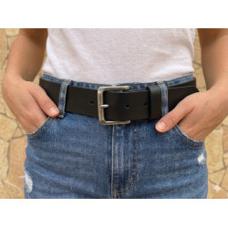 Cinturón de vestir unisex en piel negra con acabado artesanal español, de la marca lisviv, con hebilla clásica plateada