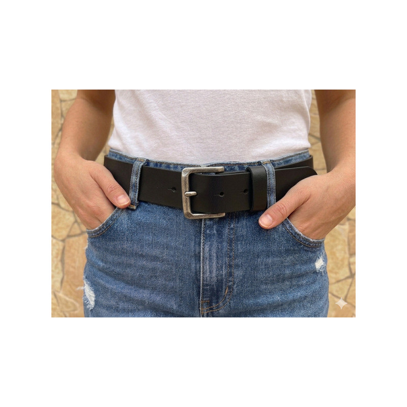 Cinturón de vestir unisex en piel negra con acabado artesanal español, de la marca lisviv, con hebilla clásica plateada