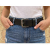 Cinturón de vestir unisex en piel negra con acabado artesanal español, de la marca lisviv, con hebilla clásica plateada