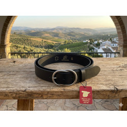 Cinturones de piel legítima donde se puede observar la parte anterior y posterior del cinturón en un entorno rústico