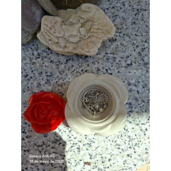Organizador de joyas de cemento pintado a mano con acabados únicos, forma de flor donde posan las joyas