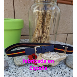 Cinturón infantil elástico con puntas de piel auténtica, bandera de España hecho en España, luciendo junto jarrón esparto