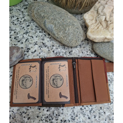 Cartera  de piel lisviv abierta mostrando los compartimentos, donde se puede comprobar, la ranuras para tarjetas