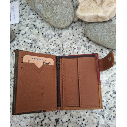 Parte interior de cartera de piel hecha en Ubrique, donde podemos ver ranuras de tarjetas y monedero de boton