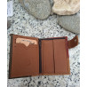 Parte interior de cartera de piel hecha en Ubrique, donde podemos ver ranuras de tarjetas y monedero de boton