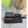 Detalle del grabado de calidad en el interior de una cartera de piel de Ubrique, con 8 tarjeteros, billetera y monedero de boton