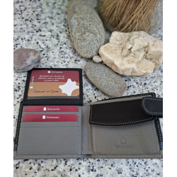 Cartera de piel legitima, negra abierta con compartimentos para tarjetas y sello artesano de lisviv