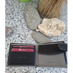 Interior de cartera de piel de vacuno, negra con monedero y sello artesano, en tienda lisviv