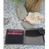 Interior de cartera de piel de vacuno, negra con monedero y sello artesano, en tienda lisviv