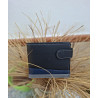 Cartera de piel legitima de hombre con franja azul y gris luciendo sobre el esparto, fabricada en Ubrique en tienda lisviv