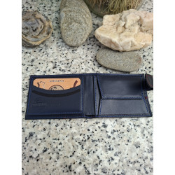 Interior de la cartera billetera para hombre en piel autentica de ubrique, con múltiples ranuras para tarjetas de crédito.