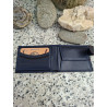 Interior de la cartera billetera para hombre en piel autentica de ubrique, con múltiples ranuras para tarjetas de crédito.