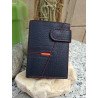 Cartera de piel auténtica negra fabricada en Ubrique con costuras rojas y detalle de la bandera de España, en lisviv.es