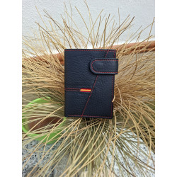Billetera de cuero legítimo negro hecha en Ubrique con cierre de solapa y pespuntes rojos en contraste, en lisviv.es
