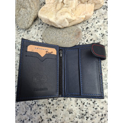 Vista interior de billetera de cuero de Ubrique con certificados de artesanía en los compartimentos para tarjetas en lisviv.es