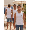 Vista delantera y trasera de una camiseta de tirantes blanca para hombre lucida por un modelo.