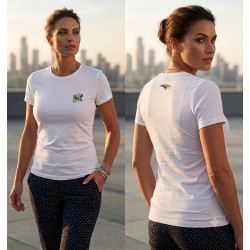 Vista delantera y trasera de una camiseta blanca de manga corta para mujer en algodón premium de 170g lucida por una modelo.