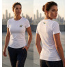 Vista delantera y trasera de una camiseta blanca de manga corta para mujer en algodón premium de 170g lucida por una modelo.