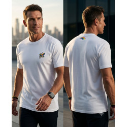 Vista delantera y trasera de una camiseta blanca de manga corta para hombre en algodón premium de 190g lucida por un modelo.