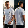 Vista delantera y trasera de una camiseta blanca de manga corta para hombre en algodón premium de 190g lucida por un modelo.