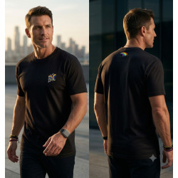 Modelo mostrando la parte frontal y posterior de una camiseta negra de manga corta para hombre en algodón 100% preencogido.
