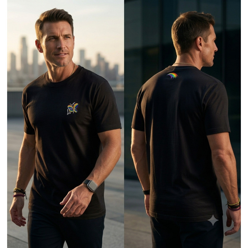 Modelo mostrando la parte frontal y posterior de una camiseta negra de manga corta para hombre en algodón 100% preencogido.