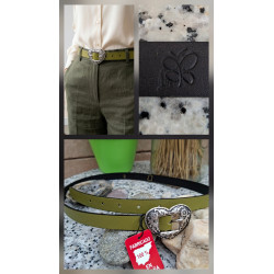 Cinturón de piel verde oliva lisviv con hebilla plateada de corazón grabado, puesto en pantalón verde. Hecho en España.